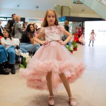 Rochita fete lunga cu trena pudra