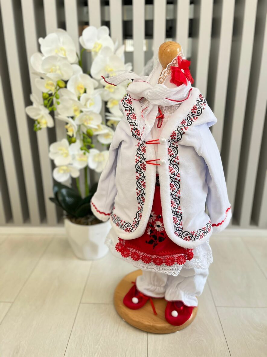 Costum traditional botez fete rosu iarna4