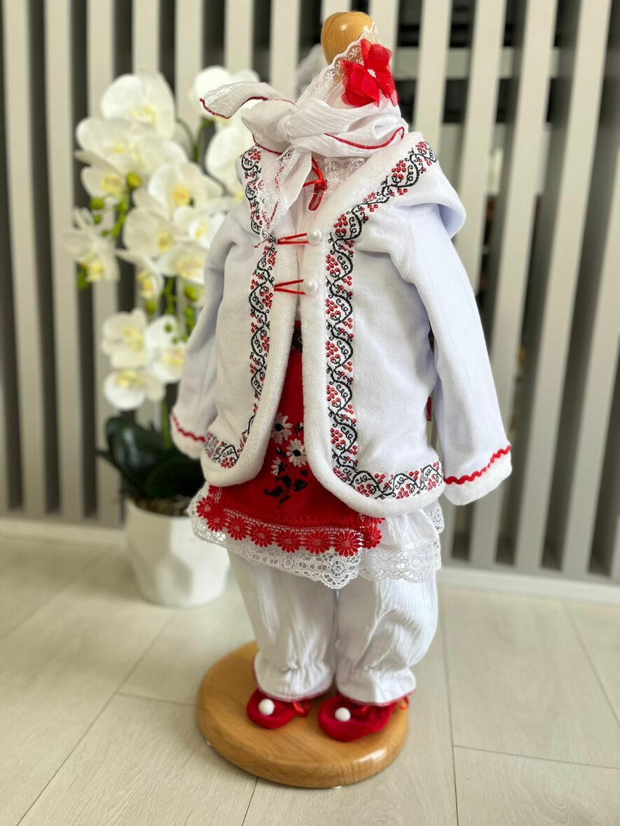 Costum traditional botez fete rosu iarna5