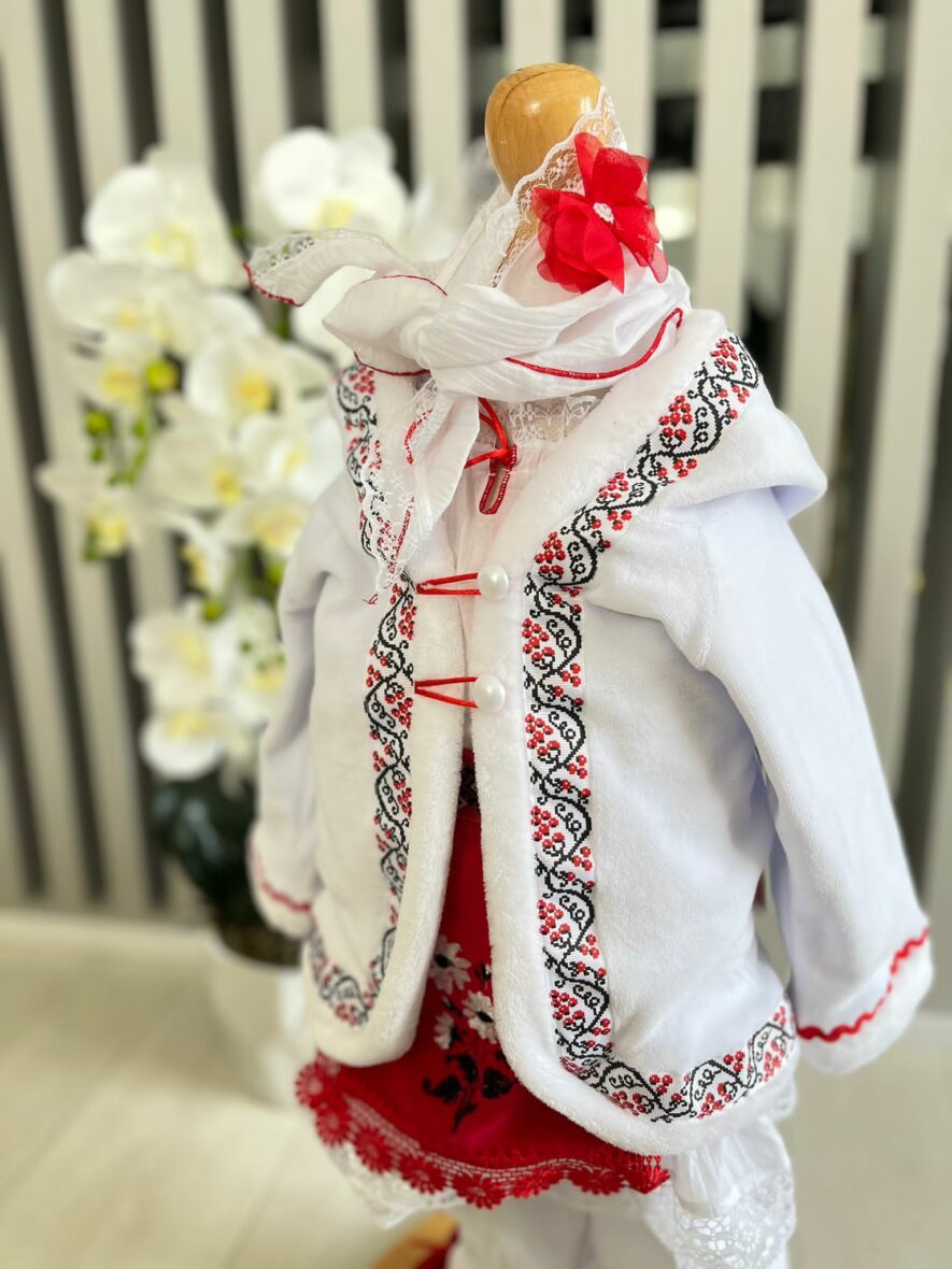 Costum traditional botez fete rosu iarna6
