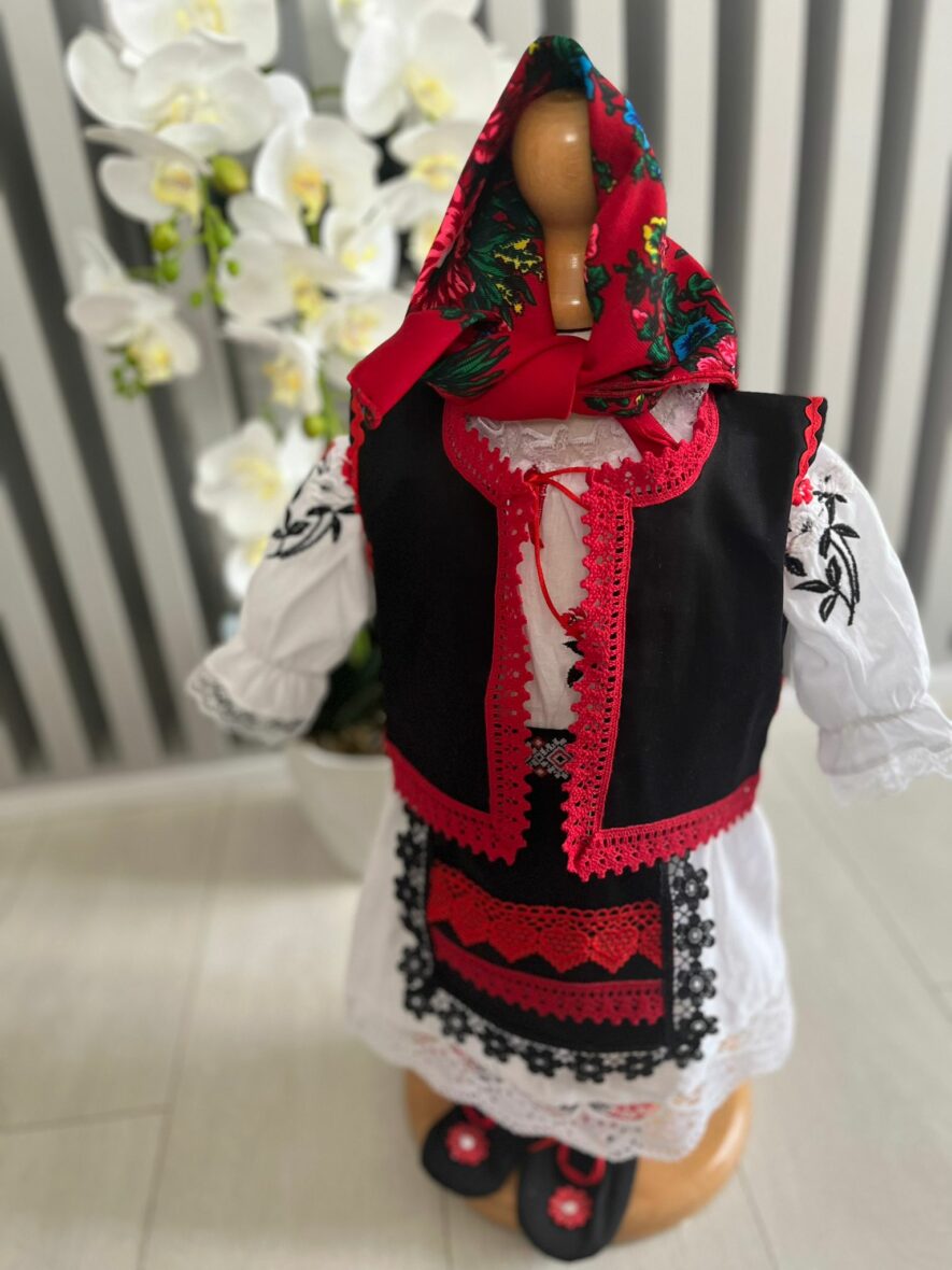 Costum traditional botez fete rosu14