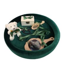 Sărbătorește primul anișor al micuțului tău cu un set de moț deosebit. Tăvița noastră este realizată dintr-un material catifelat și moale