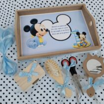 Cumpără setul pentru tăierea moțului cu tematică Baby Mickey Mouse bleu. Cadou perfect de la nași pentru 1 an!