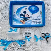 Set de lux pentru tăierea moțului cu tăviță buretată din catifea. Design Mickey Mouse pe Lună mesaj personalizat și accesorii complete. Cadou premium de la nași!
