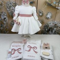 Set Complet Botez Fetițe – Rochiță Elegantă și Trusou Personalizat cu Fundițe Roz