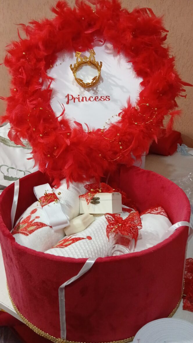 Trusou Botez Fetiță Princess Deluxe cu Pene Rosu