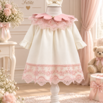 Rochiță Botez Fetiță Ivoire cu Dantelă Roz și Guler Elegant