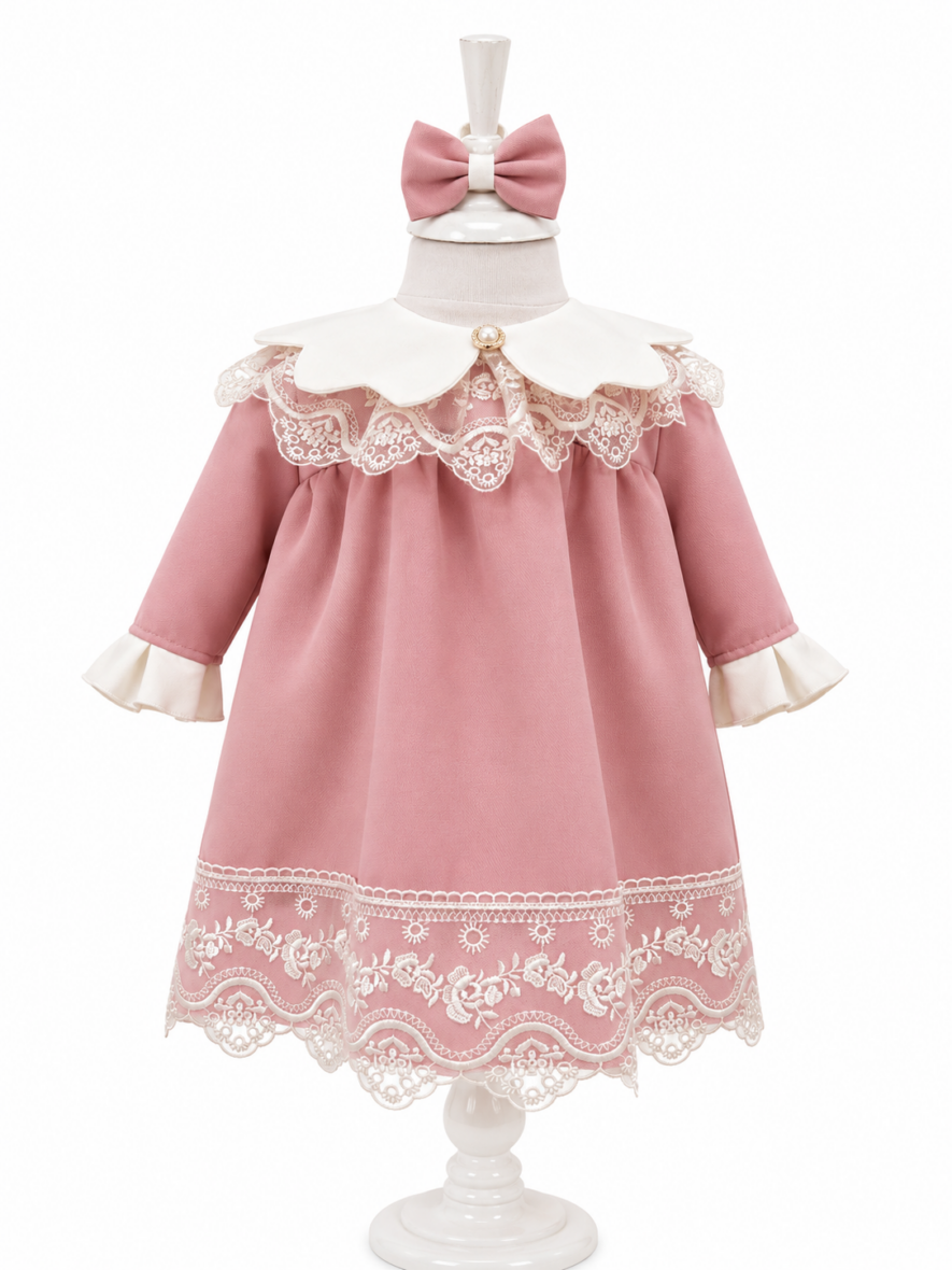 Rochiță Botez Fetiță Ivoire cu Dantelă Roz și Guler Elegant.png2